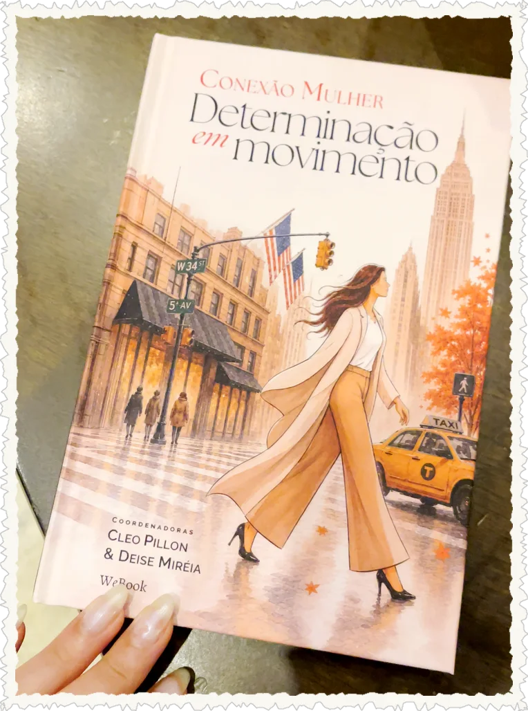 O livro Conexão Mulher: Determinação em Movimento em mãos