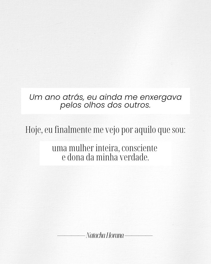 Slide de texto: Um ano atrás, eu ainda me enxergava pelos olhos dos outros